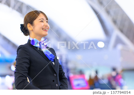 空港で働く女性スタッフ ■撮影協力:関西国際空港(KIX) 空港で働く女性スタッフ ■撮影協力:関西国際空港(KIX) 137794054