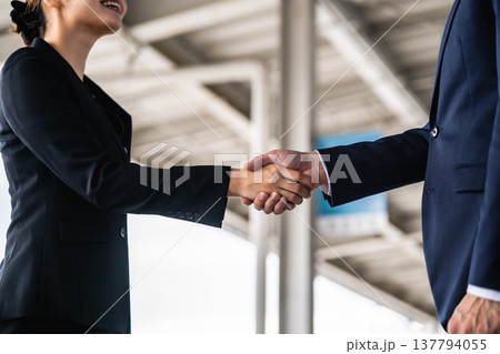 ビジネス握手 合意 成立 ■撮影協力:関西国際空港(KIX) ビジネス握手 合意 成立 ■撮影協力:関西国際空港(KIX) 137794055
