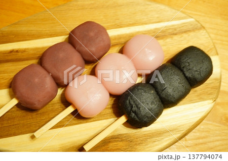 木製プレートとレースペーパーの上に置いたチョコレート菓子のスイーツ写真。 137794074