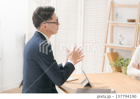 商談するビジネスマン 137794190