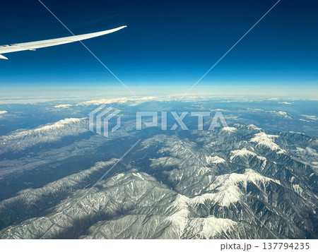 機内より見下ろす南アルプス・中央アルプスと飯田市街 137794235