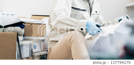 不要品処分業者の作業シーン 不要品処分業者の作業シーン 137794270