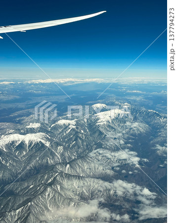 機内より見下ろす南アルプス・中央アルプスと飯田市街 137794273
