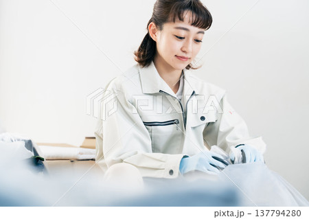 不要品処分業者の作業シーン 不要品処分業者の作業シーン 137794280