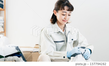 不要品処分業者の作業シーン 137794282