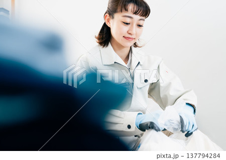 不要品処分業者の作業シーン 137794284
