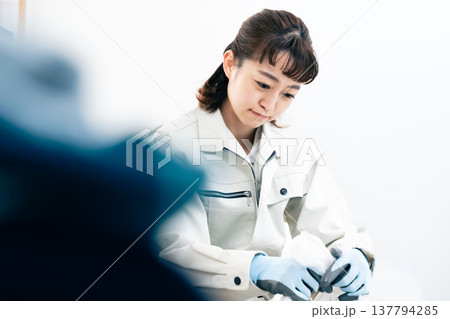 不要品処分業者の作業シーン 137794285