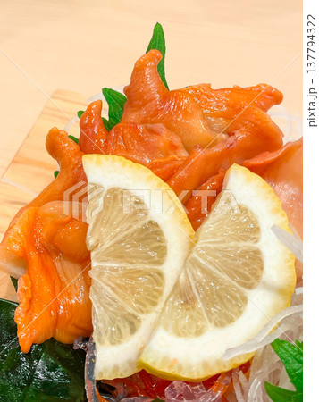 新鮮な赤貝の刺身 137794322