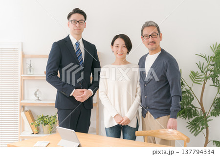 笑顔のビジネスマンとミドル夫婦 笑顔のビジネスマンとミドル夫婦 137794334