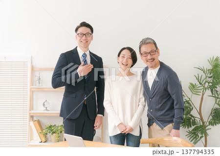 笑顔のビジネスマンとミドル夫婦 笑顔のビジネスマンとミドル夫婦 137794335