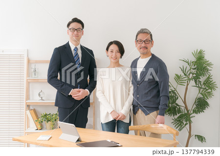 笑顔のビジネスマンとミドル夫婦 笑顔のビジネスマンとミドル夫婦 137794339