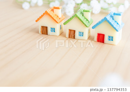 かわいい家　マイホームのイメージ素材 137794353
