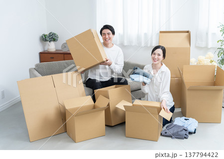 ダンボールに物を入れる夫婦(引越し・転居) ダンボールに物を入れる夫婦(引越し・転居) 137794422