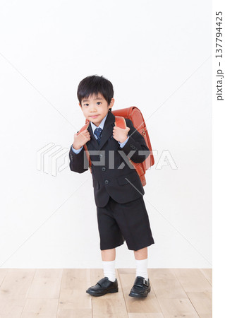 ランドセルを背負う小学校新1年生男子（入学式・フォーマルスーツ） 137794425