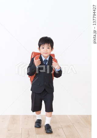 ランドセルを背負う小学校新1年生男子(入学式・フォーマルスーツ) ランドセルを背負う小学校新1年生男子(入学式・フォーマルスーツ) 137794427