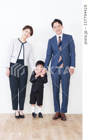 卒園式・入学式の家族 卒園式・入学式の家族 137794428