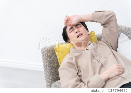 ソファーで寝る男性 ソファーで寝る男性 137794432