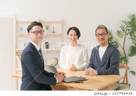 笑顔のビジネスマンとミドル夫婦 笑顔のビジネスマンとミドル夫婦 137794434