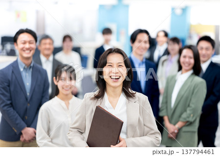 信頼されるチームの女性リーダー 137794461