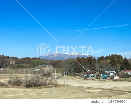 郡山郊外を通過中の新幹線より眺める会津磐梯山 郡山郊外を通過中の新幹線より眺める会津磐梯山 137794464