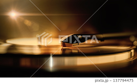 ムードのある雰囲気の部屋で奏でられるアナログレコード 137794475