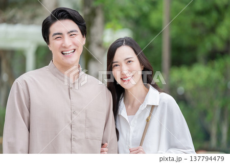 屋外でデートする30代夫婦・カップル 屋外でデートする30代夫婦・カップル 137794479