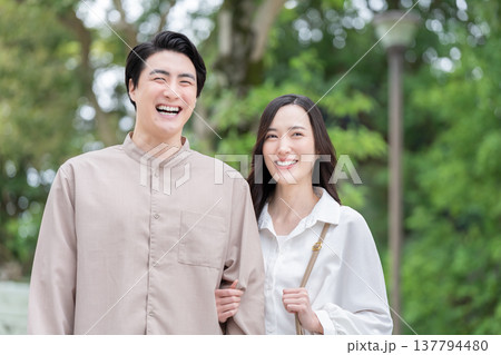 屋外でデートする30代夫婦・カップル 137794480