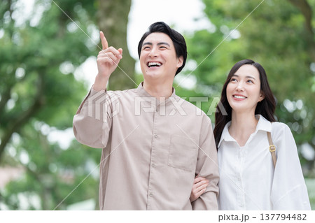 屋外でデートする30代夫婦・カップル 137794482