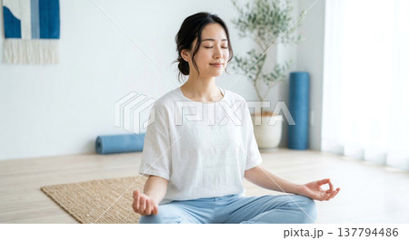 目を閉じ瞑想する日本人女性、ヨガ、マインドフルネス、リラックス　Generative AI 137794486