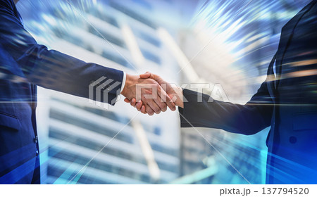 ビジネス握手と未来感 ■撮影協力：関西国際空港（KIX） 137794520