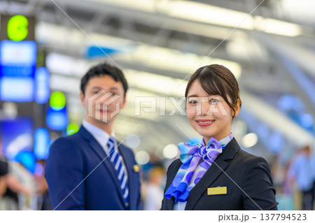 空港スタッフの笑顔の接客 ■撮影協力：関西国際空港（KIX） 137794523