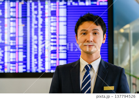 空港スタッフの案内業務 ■撮影協力：関西国際空港（KIX） 137794526