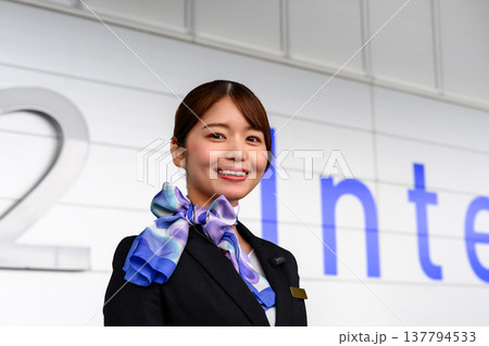 笑顔で挨拶 _■撮影協力：関西国際空港（KIX） 137794533