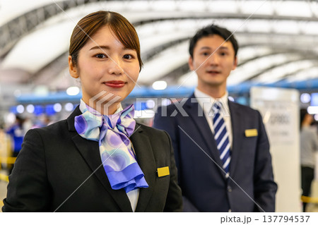 空港スタッフの接客風景 ■撮影協力：関西国際空港（KIX） 137794537