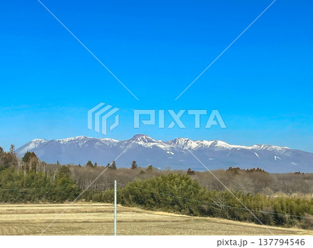 白河市郊外を通過中の新幹線より眺める那須連山 白河市郊外を通過中の新幹線より眺める那須連山 137794546