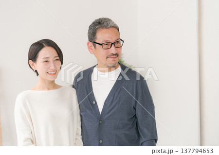 微笑む幸せそうなミドル夫婦 137794653