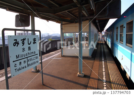 水島駅に停車中の水島臨海鉄道キハ37形 水島駅に停車中の水島臨海鉄道キハ37形 137794703