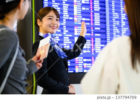 空港で笑顔で案内する空港スタッフ ■撮影協力:関西国際空港(KIX) 空港で笑顔で案内する空港スタッフ ■撮影協力:関西国際空港(KIX) 137794709