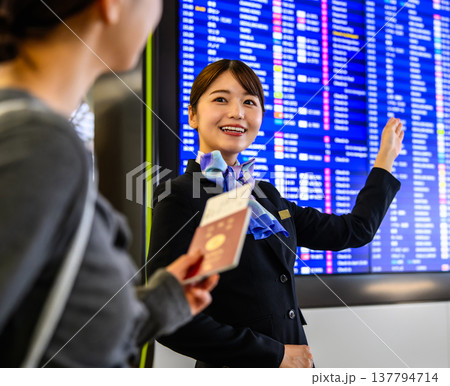 空港スタッフが案内中 ■撮影協力：関西国際空港（KIX） 137794714