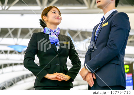 空港スタッフの接客風景 ■撮影協力：関西国際空港（KIX） 137794716