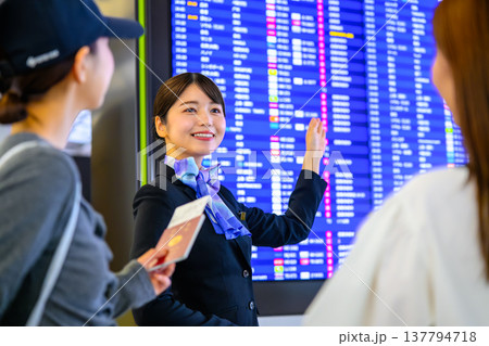 空港で案内する客室乗務員 ■撮影協力:関西国際空港(KIX) 空港で案内する客室乗務員 ■撮影協力:関西国際空港(KIX) 137794718