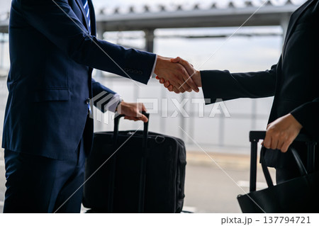 出張先での握手と合意 ■撮影協力：関西国際空港（KIX） 137794721