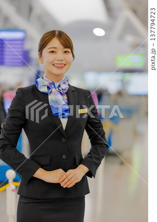 空港グランドスタッフの笑顔 ■撮影協力:関西国際空港(KIX) 空港グランドスタッフの笑顔 ■撮影協力:関西国際空港(KIX) 137794723