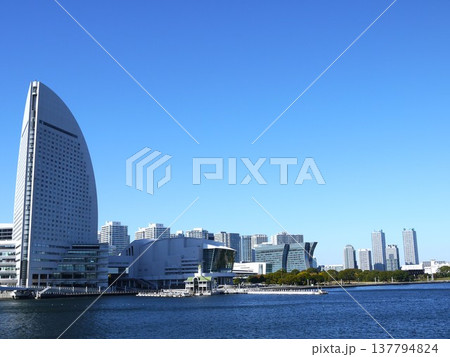 青空が広がるみなとみらい 137794824