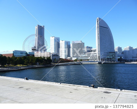 横浜ハンマーヘッドから見たみなとみらい 137794825