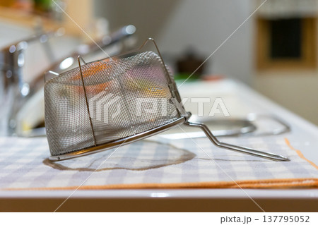 金網ザルを洗って乾かす 137795052