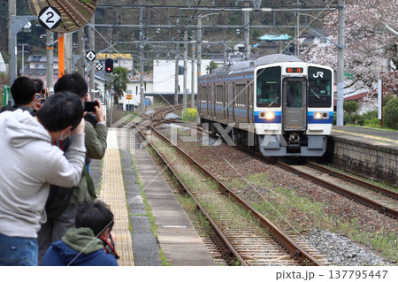 春の木野山駅に到着する伯備線213系電車 春の木野山駅に到着する伯備線213系電車 137795447