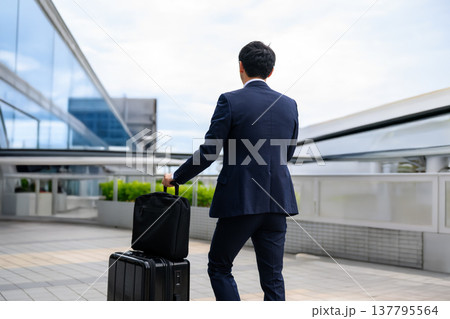 出張の男性、荷物を持って移動 ■撮影協力：関西国際空港（KIX） 137795564