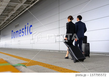 国内線へ向かうビジネス二人 ■撮影協力：関西国際空港（KIX） 137795572