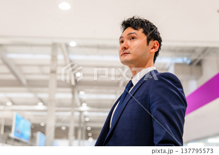 未来を見つめるビジネスマン ■撮影協力：関西国際空港（KIX） 137795573